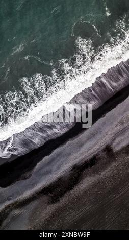 drone vue aérienne sur les vagues dans la plage noire en islande Banque D'Images