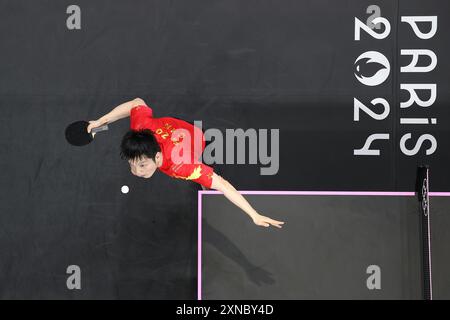 Paris, France. 31 juillet 2024. Fan Zhendong, de Chine, participe à la ronde masculine de tennis de table de 32 entre Fan Zhendong, de Chine, et Wong Chun Ting, de Hong Kong, aux Jeux olympiques de Paris 2024 à Paris, en France, le 31 juillet 2024. Crédit : Xu Zijian/Xinhua/Alamy Live News Banque D'Images