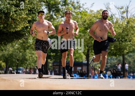 Coureurs à Hyde Park, Londres. Des orages devraient frapper la Grande-Bretagne mercredi et jeudi, mais le temps chaud devrait se poursuivre jusqu'à la fin de la semaine. Date de la photo : mercredi 31 juillet 2024. Banque D'Images