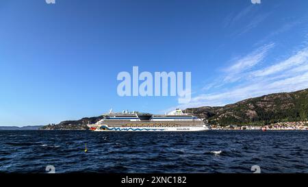 Bateau de croisière AIDAbella à Byfjorden, au départ du port de Bergen, Norvège. Banque D'Images