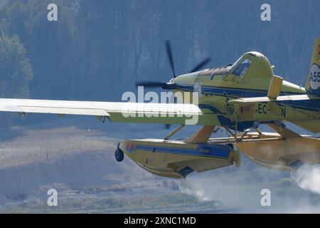 Beniarrs, Espagne, 07-31-2024, hydravion juste après avoir recueilli l'eau du réservoir Beniarrs, en appui aérien aux feux de forêt de Penaguila et Ben Banque D'Images