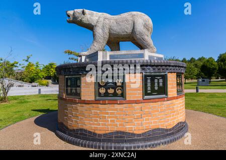 National Memorial Arboretum, site du souvenir national à Alrewas, près de Lichfield, Staffordshire, Royaume-Uni en juillet - Polar Bear Memorial Banque D'Images