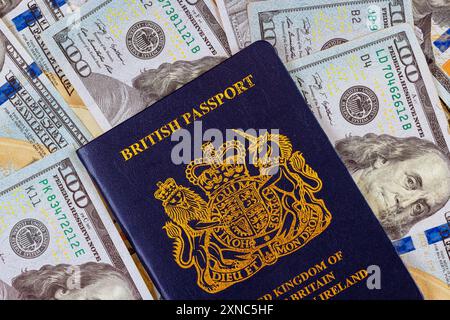 Les passeports britanniques avec des billets en monnaie américaine représentent symboliquement la relation transatlantique avec les citoyens britanniques Banque D'Images