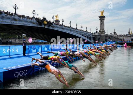 Paris, France. 31 juillet 2024. Paris, France, 31 juillet 2024. Les athlètes plongent dans la Seine au départ de l'épreuve de triathlon masculin lors des Jeux Olympiques d'été de Paris 2024 à Paris, France, le mercredi 31 juillet 2024. Photo de Paul Hanna/UPI crédit : UPI/Alamy Live News Banque D'Images