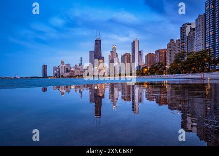 l'horizon de chicago se reflétait sur la plage de béton pendant l'heure bleue Banque D'Images