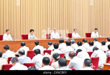 Pékin, Chine. 31 juillet 2024. Une conférence est organisée pour étudier et mettre en œuvre les principes directeurs du troisième plénum du 20e Comité central du Parti communiste chinois (PCC) et de la construction du Parti dans les départements centraux du Parti et de l'État à Pékin, capitale de la Chine, le 31 juillet 2024. Cai Qi, membre du Comité permanent du Bureau politique du Comité central du PCC et secrétaire du Comité de travail pour les institutions centrales et étatiques, a assisté à la réunion, a transmis l'importante instruction de Xi Jinping et a prononcé un discours. Crédit : Yue Yuewei/Xinhua/Alamy Live News Banque D'Images