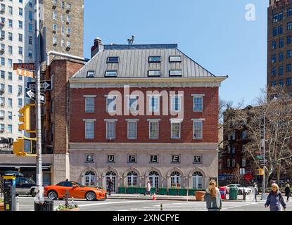 61 Christopher Street, un immeuble d'appartements dans le quartier historique de Greenwich Village, abrite également le Duplex, un bar gay de premier plan. Banque D'Images