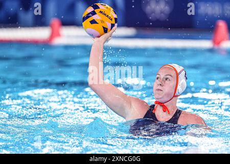 Paris, France. 31 juillet 2024. PARIS, FRANCE - JUILLET 31 : Nina Ten Broek, des pays-Bas, lance une balle pendant le match Water Polo - Jeux Olympiques Paris 2024 entre les pays-Bas et l'Australie le jour 5 au Centre aquatique le 31 juillet 2024 à Paris, France. (Photo de Joris Verwijst/Agence BSR) crédit : Agence BSR/Alamy Live News Banque D'Images