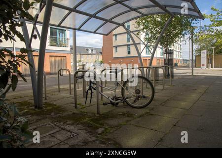 Bien que le vélo ait été verrouillé au cadre de stationnement de vélo, la roue avant a été enlevée et il a été essayé de retirer la roue arrière Banque D'Images