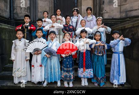 Edimbourg, Écosse, Royaume-Uni, 31 juillet 2024. Li Bai au Edinburgh Festival Fringe : des enfants interprètes de Chine participent à un spectacle de danse traditionnelle pour une seule représentation le 1er août. Ils posent pour une photo à la cathédrale St Gules. Crédit : Sally Anderson/Alamy Live News Banque D'Images