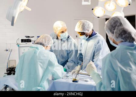 Groupe de médecins pratiquant la chirurgie à l'hôpital. Banque D'Images