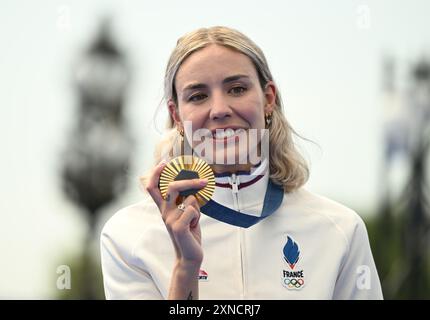 Paris, France, 31 juillet 2024 ; Jeux Olympiques de Paris, Paris, France, jour 5 ; Triathalon individuel femmes et hommes au Pont Alexandre III, Cassandre Beaugrand (Fra) après avoir remporté la médaille d'or au Triathalon femme crédit : action plus Sports images/Alamy Live News Banque D'Images