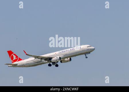 Zaventem, Belgique, 29 juillet 2024. Avion Turkish Airlines après le décollage de l'aéroport de Bruxelles Banque D'Images