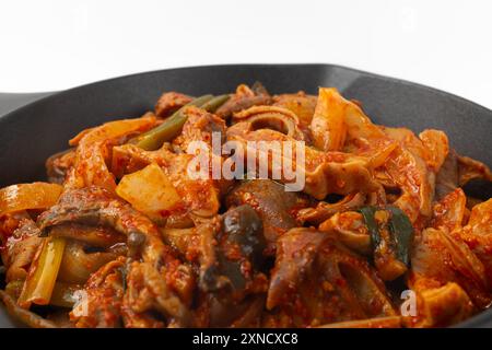 Assaisonnement d'estomac de porc sauté sur fond blanc Banque D'Images