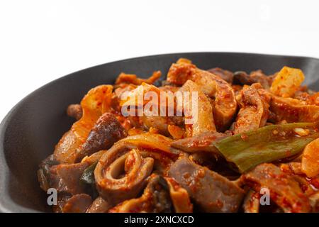 Assaisonnement d'estomac de porc sauté sur fond blanc Banque D'Images