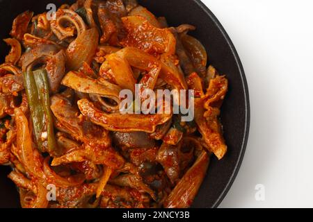 Assaisonnement d'estomac de porc sauté sur fond blanc Banque D'Images