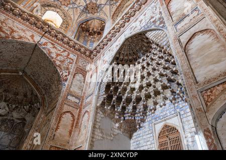 Mihrab dans la mosquée d'hiver d'Abdulaziz Khan Madrasah, une ancienne madrassah à Boukhara, Ouzbékistan. Il a été construit en 1652-1654 Banque D'Images