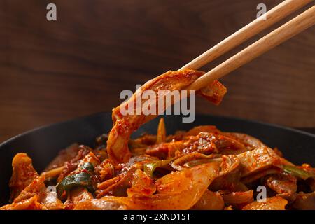 Estomac de porc sauté avec assaisonnement épicé Banque D'Images