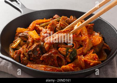 Estomac de porc sauté avec assaisonnement épicé Banque D'Images