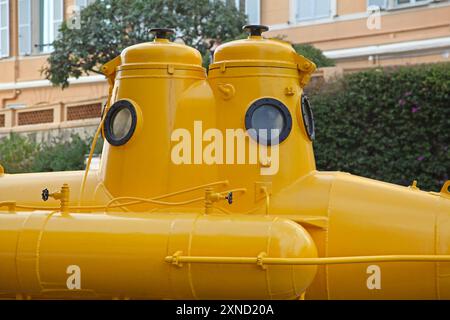 Petite embarcation submersible sous-marine jaune devant le Musée de Monaco Banque D'Images