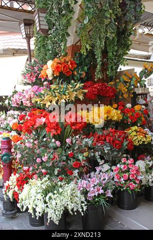 Bouquets de fleurs artificielles décor en plastique dans Florist Shop Banque D'Images