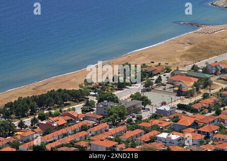 Vue aérienne de la ville Stratoni à la péninsule de Chalkidiki dans le nord de la Grèce Banque D'Images