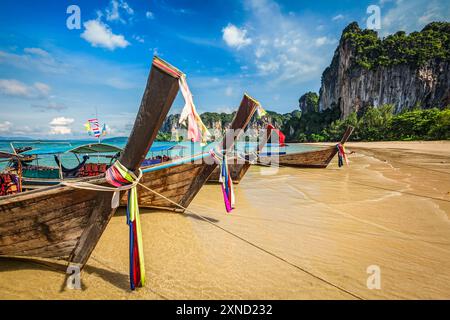 Bateaux à longue queue sur la plage tropicale de Railay Beach en Thaïlande Banque D'Images