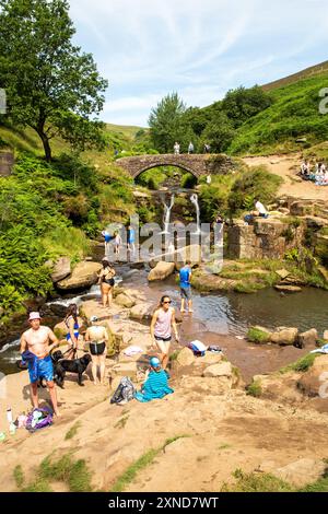 Les gens apprécient le soleil de l'été 2024 sur le site de beauté Peak District des Three Shires Head, où le Cheshire Derbyshire et le Staffordshire se rencontrent Banque D'Images