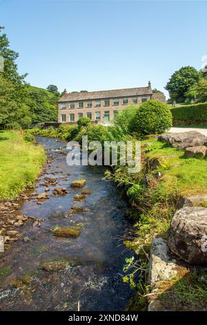 Gradbach Mill sur les rives de la rivière Dane dans le Staffordshire Peak District anglais, une ancienne usine de soie du 16ème siècle, et maintenant un lieu d'événements Banque D'Images