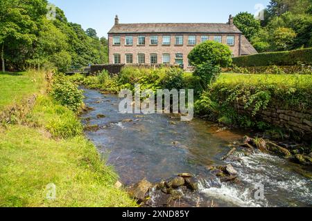 Gradbach Mill sur les rives de la rivière Dane dans le Staffordshire Peak District anglais, une ancienne usine de soie du 16ème siècle, et maintenant un lieu d'événements Banque D'Images