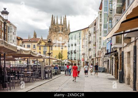 Les gens et les touristes dans la Plaza Huerto del Rey dans la ville espagnole de Burgos, Castille Leon Espagne avec une vue sur la cathédrale Banque D'Images