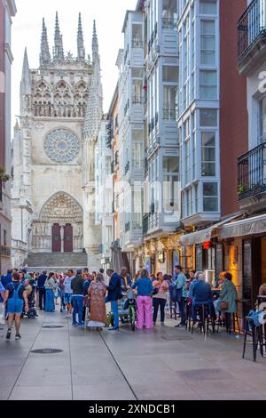 Les gens mangent et boivent dans l'un des nombreux bars à tapas espagnols de la ville de Burgos Castille et León Espagne Banque D'Images