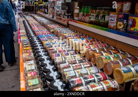 Vienne, Autriche, 23 août 2022. Au marché Naschmarkt, gros plan avec mise au point sélective de pots à épices sur un comptoir. Banque D'Images