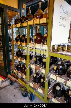 Vienne, Autriche, 23 août 2022. Plan vertical au célèbre marché Naschmarkt, bouteilles de vinaigre artisanal. Différentes variétés s'affichent sur l'écran. Banque D'Images