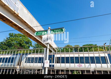 England Coast Path signe à Leigh on Sea Town, Essex, Royaume-Uni. Section de la Tamise et itinéraire pédestre de l'estuaire de la Tamise, en train C2C Banque D'Images