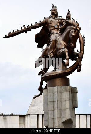 Statue de Manas, héros kirghize et légende épique, se dresse devant la Philharmonie nationale de Bichkek, symbolisant la fierté nationale et le patrimoine culturel. Banque D'Images