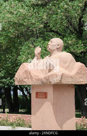 Statue de Sayakbay Karalaev, maître manaschi, devant l'Orchestre philharmonique national de Bichkek. Ses mots ont préservé l'épopée 'Manas' pour les générations futures. Banque D'Images