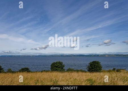 La vue à travers l'estuaire de Tay depuis Balmerino sur la côte de Fife regardant le nord-ouest vers Perthshire lors d'une journée d'été lumineux en juillet. Banque D'Images