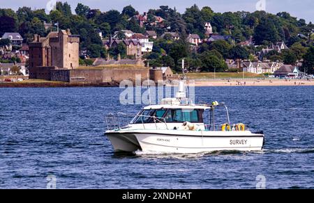 Tayport, Fife, Écosse, Royaume-Uni. 31 juillet 2024. Météo britannique : le dernier jour de juillet a vu un soleil chaud et agréable, avec des températures atteignant 22°C dans le port de Tayport à Fife, en Écosse. Les habitants profitent d'une journée de navigation sur leurs bateaux le long de la rivière Tay avec vue sur Broughty Ferry, Dundee en arrière-plan. Crédit : Dundee Photographics/Alamy Live News Banque D'Images