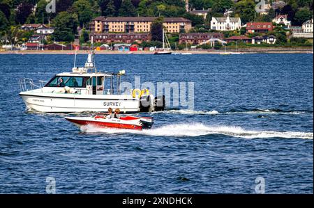 Tayport, Fife, Écosse, Royaume-Uni. 31 juillet 2024. Météo britannique : le dernier jour de juillet a vu un soleil chaud et agréable, avec des températures atteignant 22°C dans le port de Tayport à Fife, en Écosse. Les habitants profitent d'une journée de navigation sur leurs bateaux le long de la rivière Tay avec vue sur Broughty Ferry, Dundee en arrière-plan. Crédit : Dundee Photographics/Alamy Live News Banque D'Images