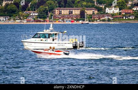 Tayport, Fife, Écosse, Royaume-Uni. 31 juillet 2024. Météo britannique : le dernier jour de juillet a vu un soleil chaud et agréable, avec des températures atteignant 22°C dans le port de Tayport à Fife, en Écosse. Les habitants profitent d'une journée de navigation sur leurs bateaux le long de la rivière Tay avec vue sur Broughty Ferry, Dundee en arrière-plan. Crédit : Dundee Photographics/Alamy Live News Banque D'Images