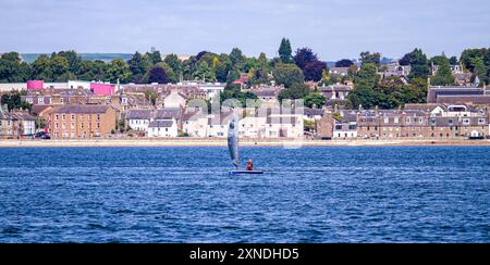 Tayport, Fife, Écosse, Royaume-Uni. 31 juillet 2024. Météo britannique : le dernier jour de juillet a vu un soleil chaud et agréable, avec des températures atteignant 22°C dans le port de Tayport à Fife, en Écosse. Les habitants profitent d'une journée de navigation sur leurs bateaux le long de la rivière Tay avec vue sur Broughty Ferry, Dundee en arrière-plan. Crédit : Dundee Photographics/Alamy Live News Banque D'Images