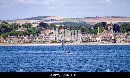 Tayport, Fife, Écosse, Royaume-Uni. 31 juillet 2024. Météo britannique : le dernier jour de juillet a vu un soleil chaud et agréable, avec des températures atteignant 22°C dans le port de Tayport à Fife, en Écosse. Les habitants profitent d'une journée de navigation sur leurs bateaux le long de la rivière Tay avec vue sur Broughty Ferry, Dundee en arrière-plan. Crédit : Dundee Photographics/Alamy Live News Banque D'Images