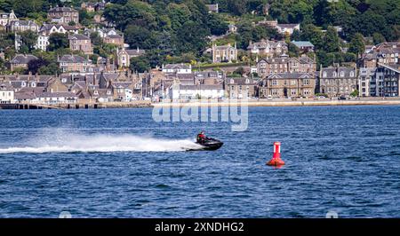 Tayport, Fife, Écosse, Royaume-Uni. 31 juillet 2024. Météo britannique : le dernier jour de juillet a vu un soleil chaud et agréable, avec des températures atteignant 22°C dans le port de Tayport à Fife, en Écosse. Les habitants profitent d'une journée de navigation sur leurs bateaux le long de la rivière Tay avec vue sur Broughty Ferry, Dundee en arrière-plan. Crédit : Dundee Photographics/Alamy Live News Banque D'Images