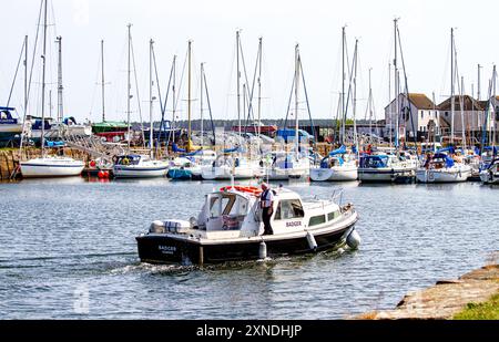 Tayport, Fife, Écosse, Royaume-Uni. 31 juillet 2024. Météo britannique : le dernier jour de juillet a vu un soleil chaud et agréable, avec des températures atteignant 22°C dans le port de Tayport à Fife, en Écosse. Les habitants profitent d'une journée de navigation sur leurs bateaux le long de la rivière Tay avec vue sur Broughty Ferry, Dundee en arrière-plan. Crédit : Dundee Photographics/Alamy Live News Banque D'Images