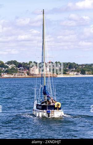 Tayport, Fife, Écosse, Royaume-Uni. 31 juillet 2024. Météo britannique : le dernier jour de juillet a vu un soleil chaud et agréable, avec des températures atteignant 22°C dans le port de Tayport à Fife, en Écosse. Les habitants profitent d'une journée de navigation sur leurs bateaux le long de la rivière Tay avec vue sur Broughty Ferry, Dundee en arrière-plan. Crédit : Dundee Photographics/Alamy Live News Banque D'Images