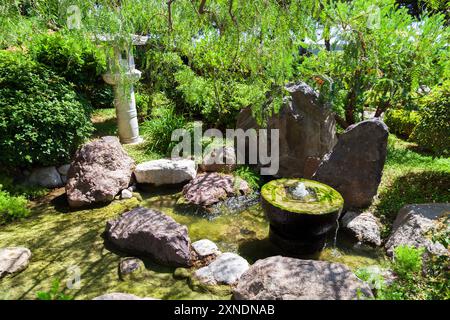 Jardin Japonais de Monaco par une journée ensoleillée d'été. Le jardin Japonais est un parc municipal avec accès gratuit situé à Monte Carlo, Monaco Banque D'Images