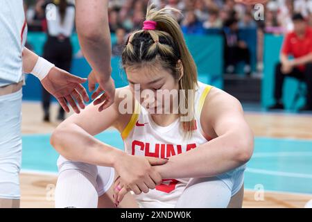 Lille, France. 31 juillet 2024. Li Meng de Chine réagit lors du match de la phase A du groupe de basket féminin entre la Chine et la Serbie aux Jeux Olympiques de Paris 2024 à Lille, France, le 31 juillet 2024. Crédit : Meng Dingbo/Xinhua/Alamy Live News Banque D'Images