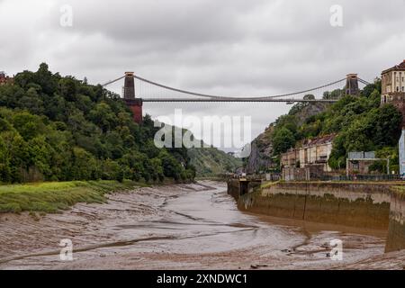 Pont suspendu de Clifton sur la rivière Avon à marée basse, Bristol, Angleterre. Banque D'Images