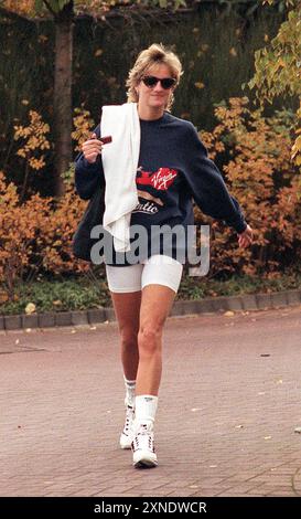 Une princesse de Galles souriante quitte le Harbour Club Gym, Chelsea, à l'ouest de Londres, après son entraînement quotidien. La princesse a révélé hier qu'elle avait donné sa première interview télé solo à l'émission Panorama de la BBC, dans laquelle elle parle de la rupture de son mariage avec l'héritier du trône. Le programme sera transmis le lundi 20 novembre. Banque D'Images